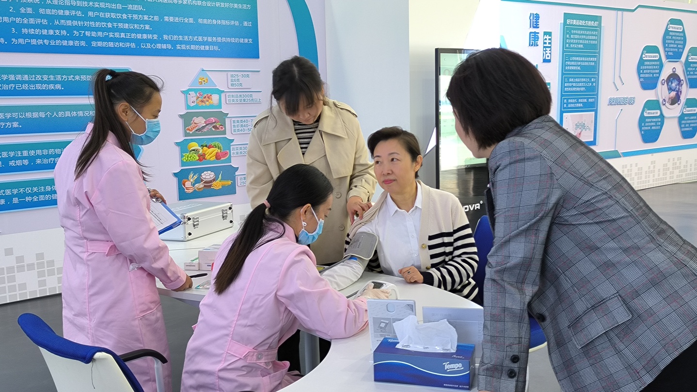 10月20日，市政協(xié)主席劉彤到公司調研并體驗小威健康項目3.jpg